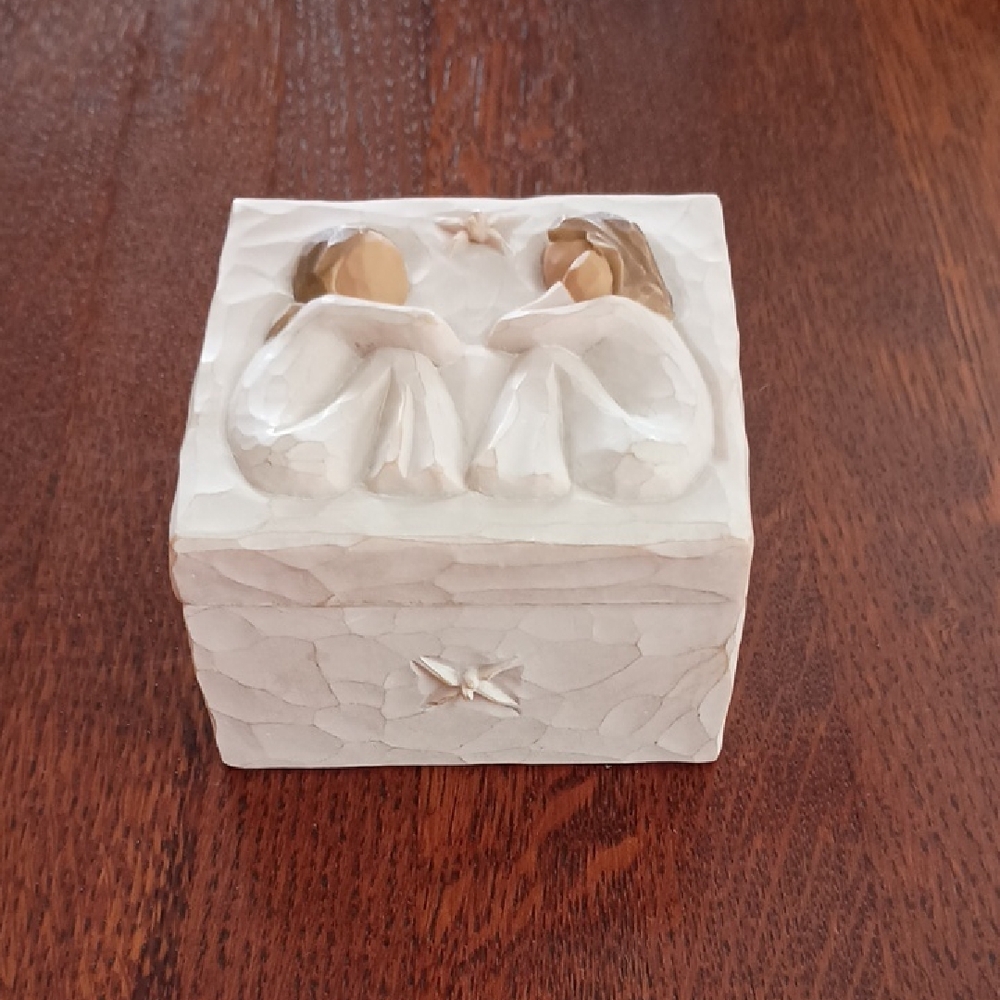 Willow Tree Keepsake Trinket "Friendship"  Box by Susan Lordi b540